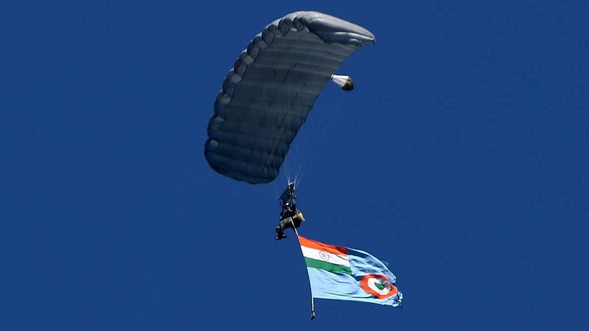 Indian Air Force (IAF) paratroopers perform over Dal Lake during  IAF's air show in Srinagar. Credit: AFP Photo