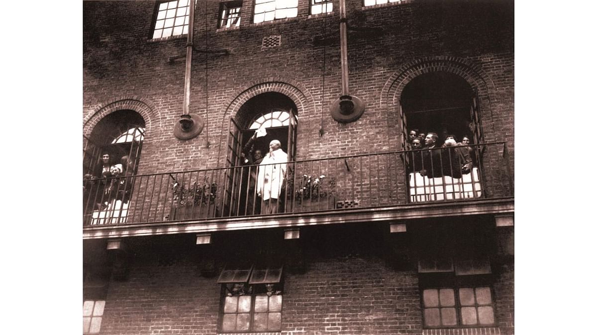 MK Gandhi greeting Londoners at Kingsly Hall in London in 1931. Credit: www.gandhi.gov.in