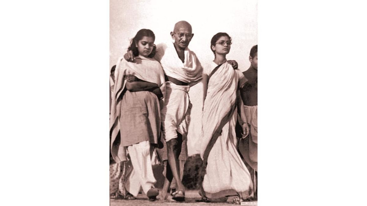 Mohandas K Gandhi with Abha and Manu, whom he jokingly called his 'walking sticks'. Credit: www.gandhi.gov.in