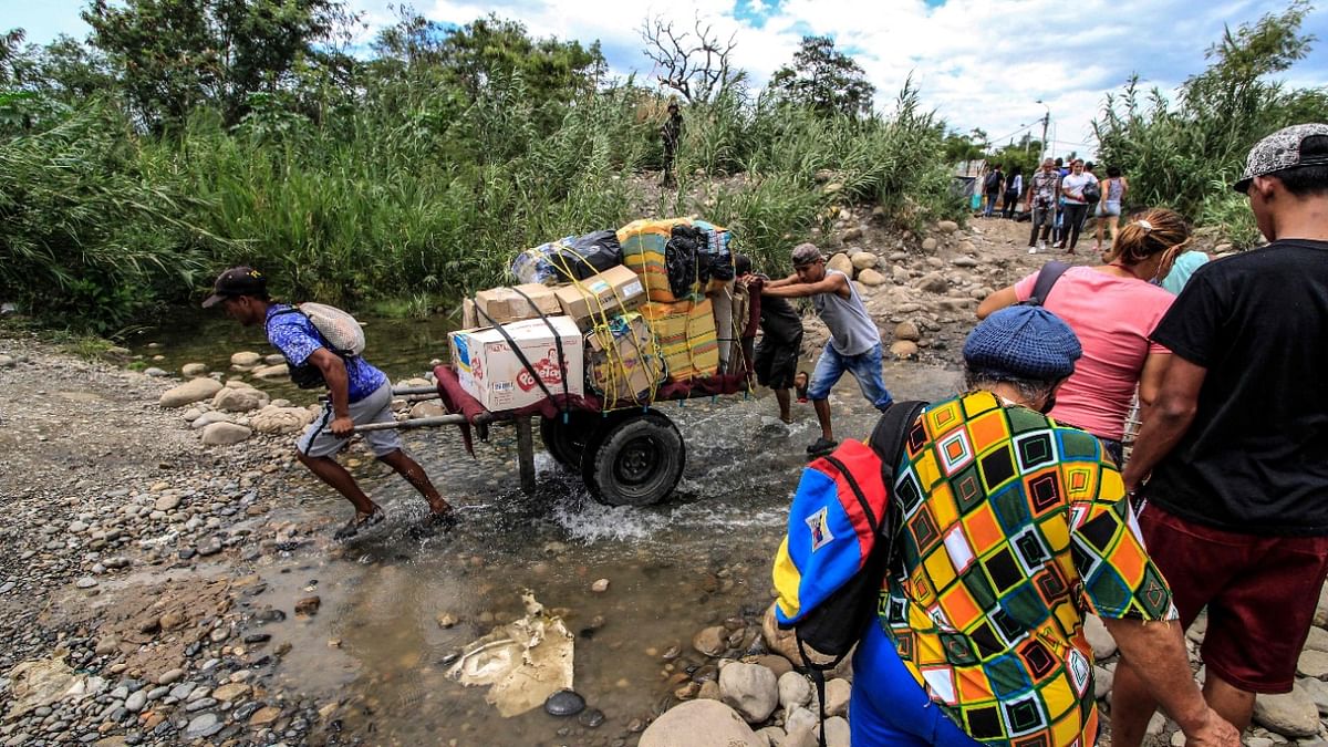 People cross from San Antonio del Tachira in Venezuela to Cucuta in Colombia through
