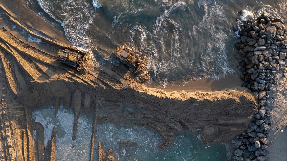 The spill was not the first of its kind to imperil California’s coastline. In 2015, the Refugio spill near Santa Barbara, the worst in decades for the state, sent more than 100,000 gallons of crude oil spilling mostly into the ocean after an onshore pipeline ruptured. Credit: AFP Photo