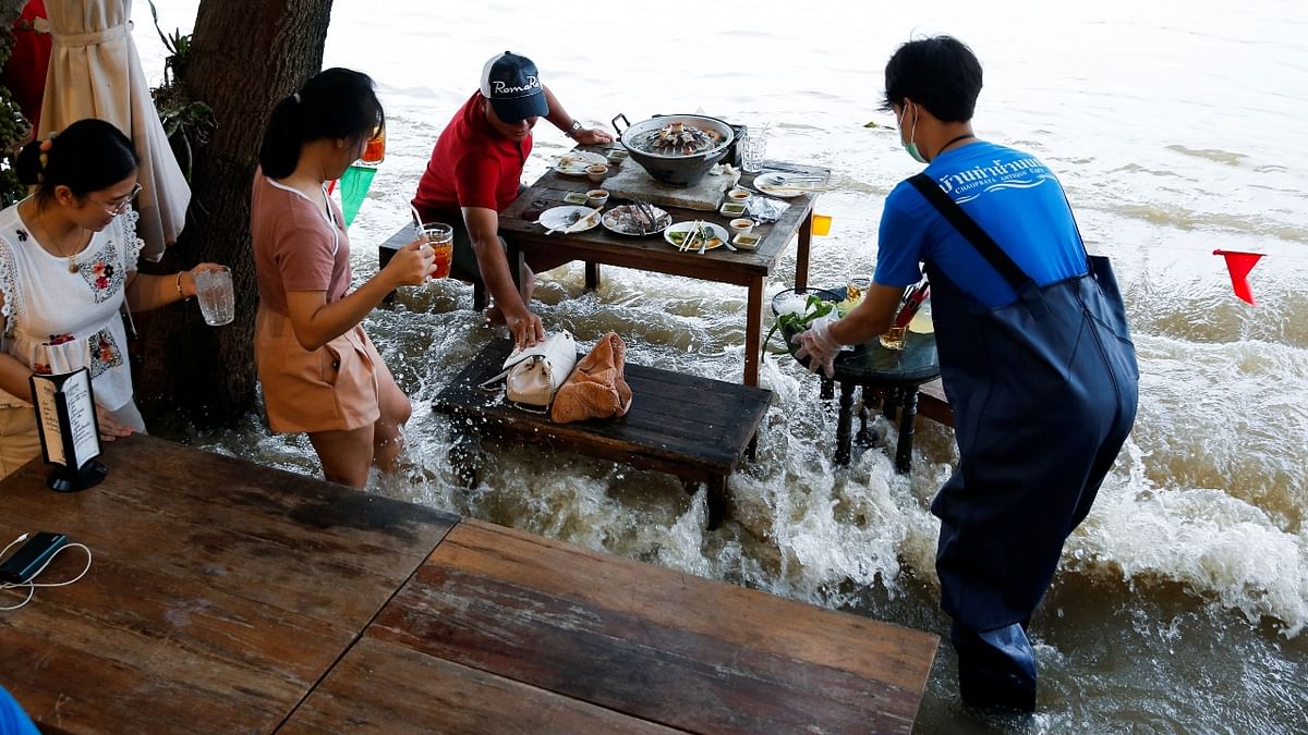 'Flood dining' goes viral in Thailand, wins hearts of tourists