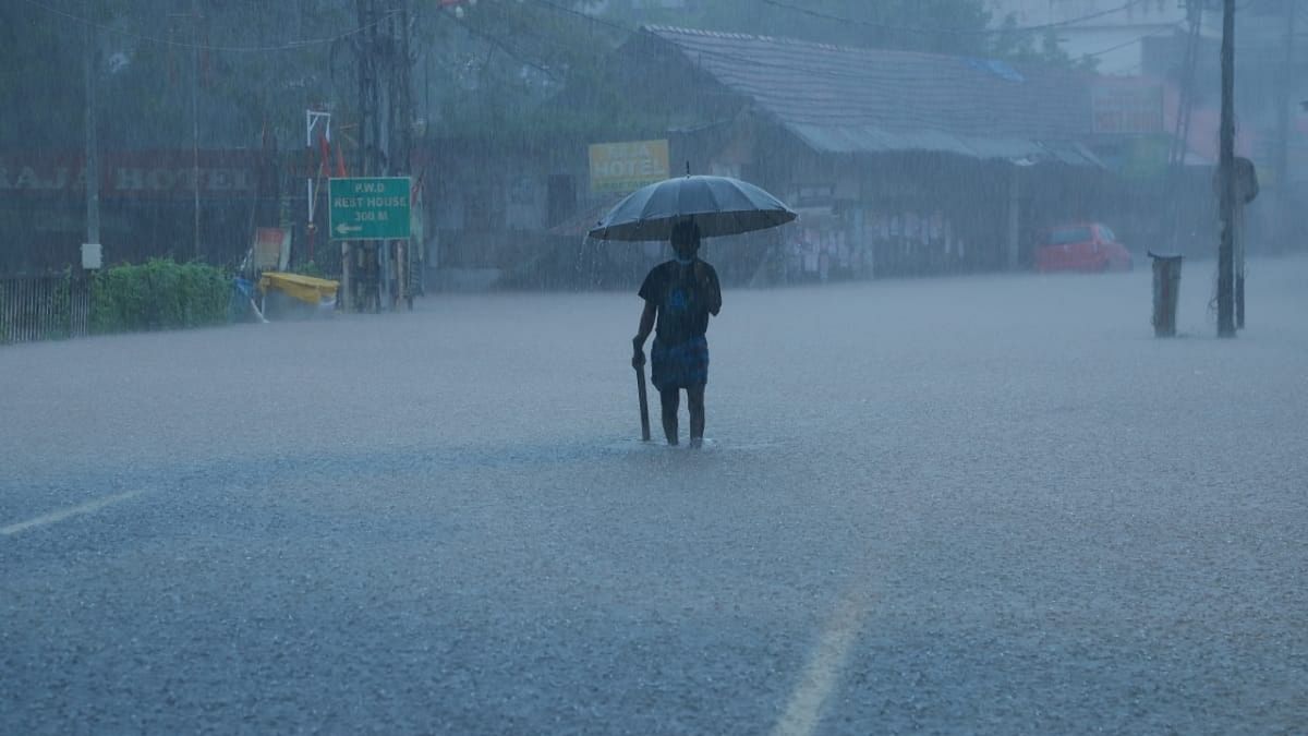 Heavy rains in Kerala forced the authorities to issue a red alert in 5 districts, while 7 districts are given an orange alert and two districts are under yellow alert, thereby indicating that all the 14 districts in the state are experiencing heavy rains. Credit: Special Arrangement