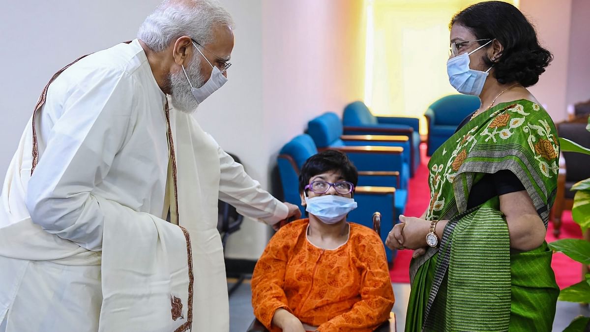Modi interacted with a wheelchair-bound beneficiary, who had come to get her vaccine dose, about her hobbies. Credit: PIB Photo
