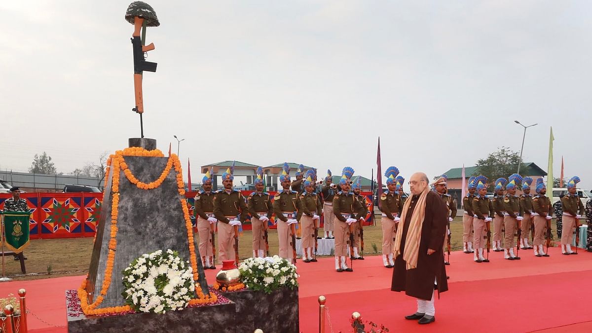 Amit Shah paid homage to the brave CRPF jawans at the martyr's memorial in Pulwama. Credit: Twitter/@AmitShah