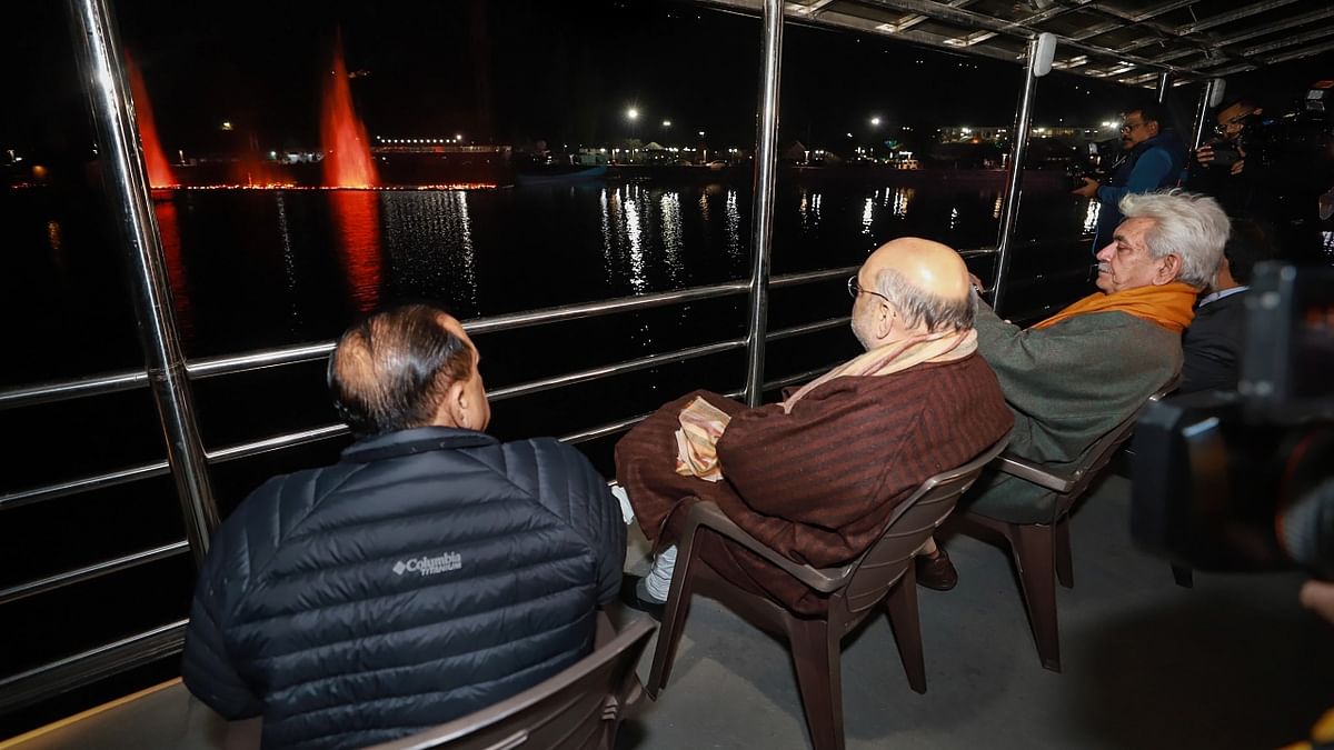 Amit Shah also enjoyed the musical fountain and laser show at Srinagar’s iconic Dal Lake. Credit: Twitter/@AmitShah