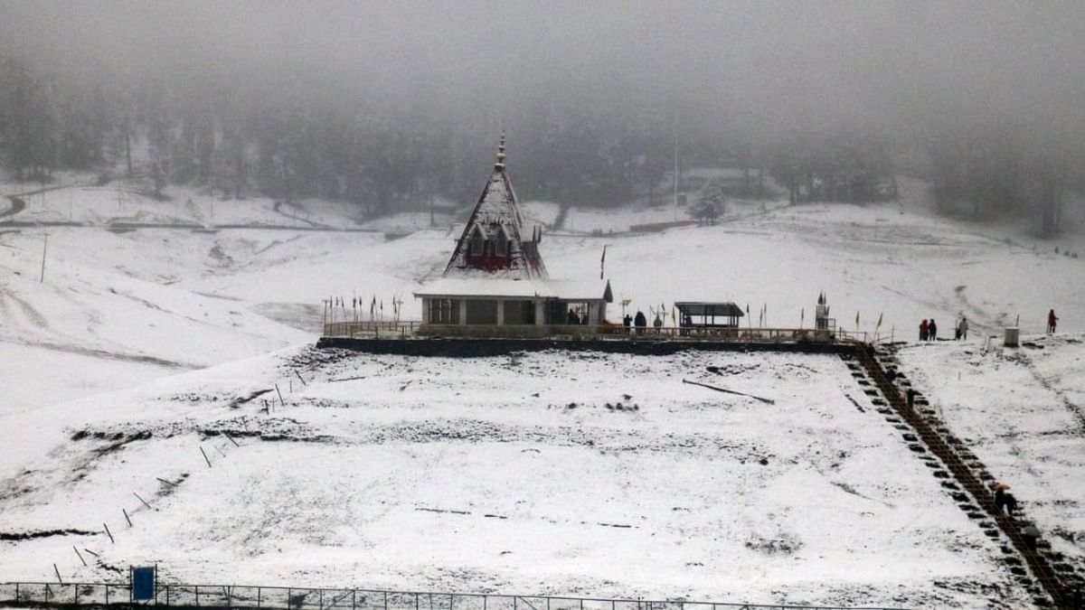 Timely trimming of tree branches by the Power Development department has resulted in minimal disruption of electricity supply. Meanwhile, heavy rainfall has been going on in Srinagar city and other plains of the valley. Credit: Pallav Paliwal