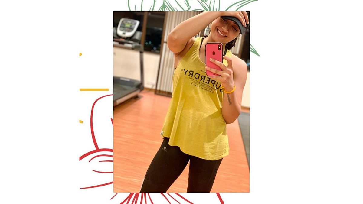 The actress who is a fitness enthusiast, can be seen flaunting her well-built physique and sporty look in this gym selfie. Credit: Instagram/rashmika_mandanna