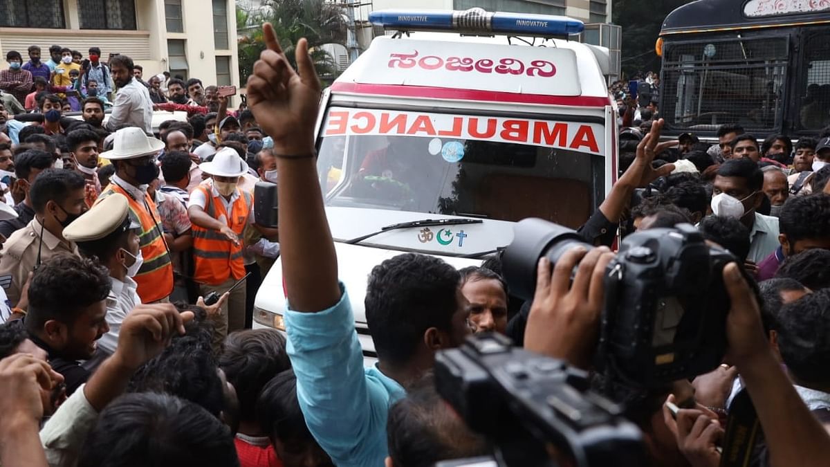 Cops had tough time facilitating the movement of the ambulance. Credit: Pallav Paliwal