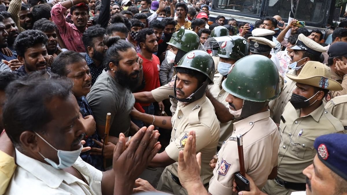 Policemen are seen managing the huge crowd outside Vikram Hospital in Bengaluru. Credit: Pallav Paliwal