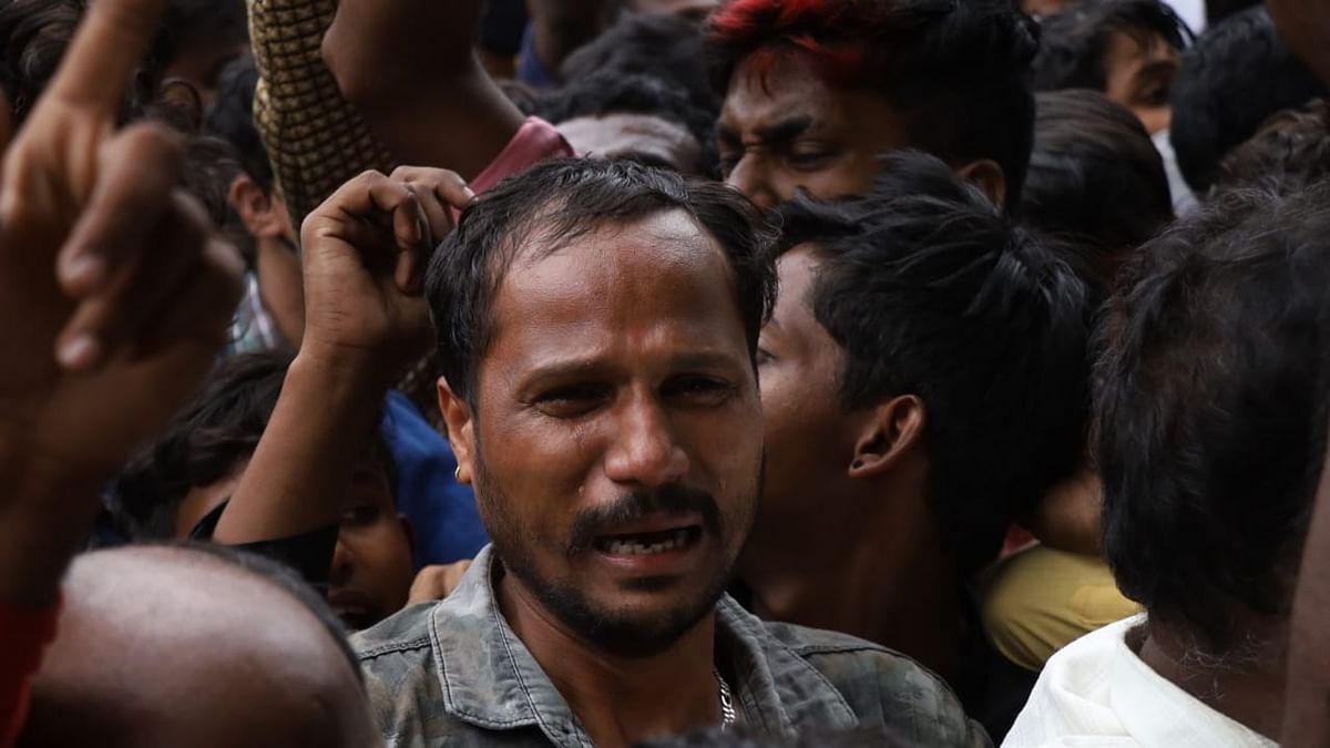 A fan is seen in tears after hearing the news of Puneeth Rajkumar. Credit: Pallav Paliwal