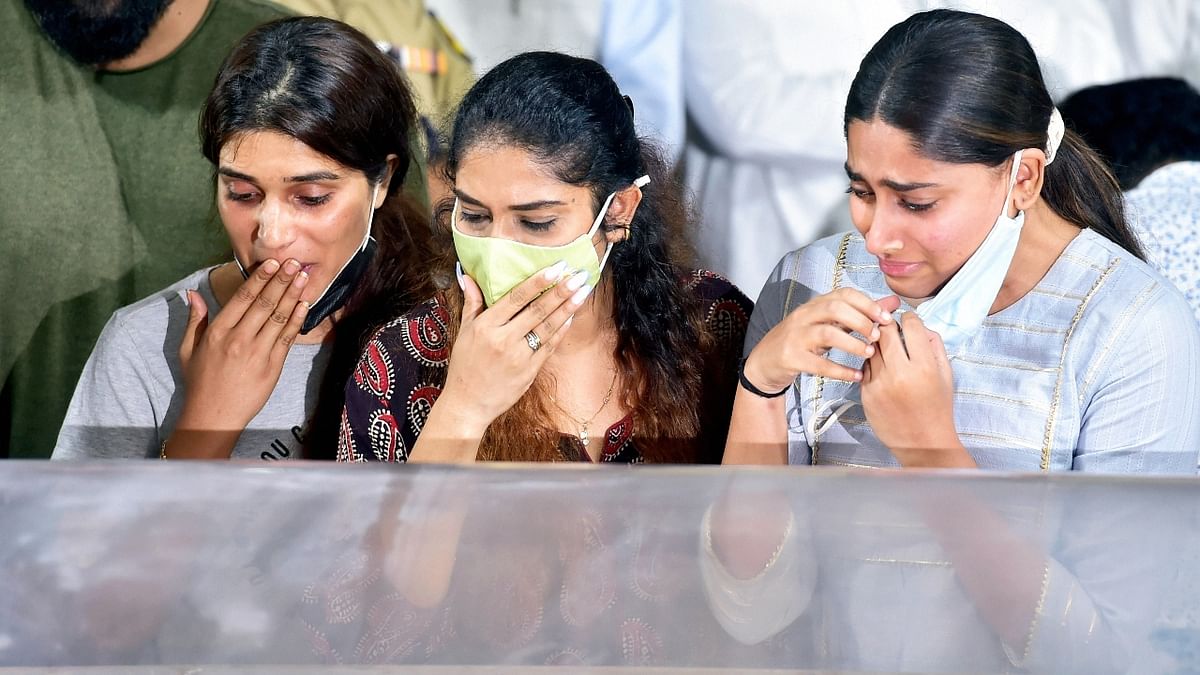 Friends and fans pay their last respects to the mortal remains of Rajkumar. Credit: PTI Photo