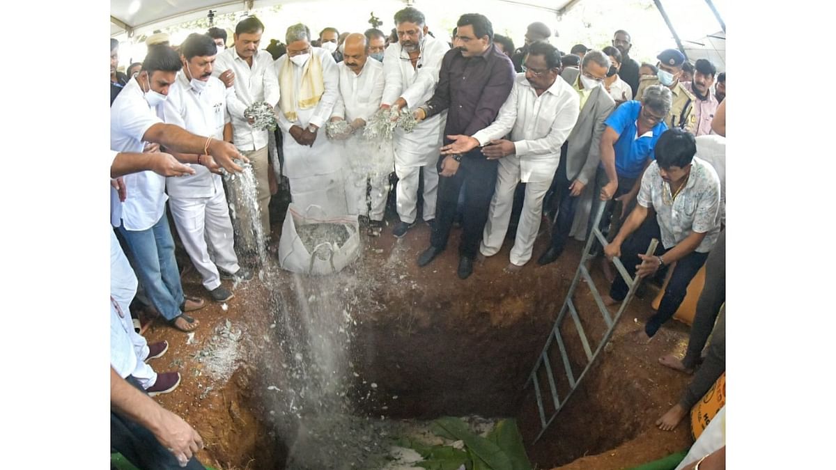 Several film and political personalities have paid their respects to the departed soul. Karnataka Governor Thaawarchand Gehlot accompanied by Chief Minister Basavaraj Bommai and other ministers of the state cabinet, Leader of Opposition Siddaramaiah, former CM S M Krishna, pontiffs of various mutts paid their respects today. Credit: Twitter/@BSBommai