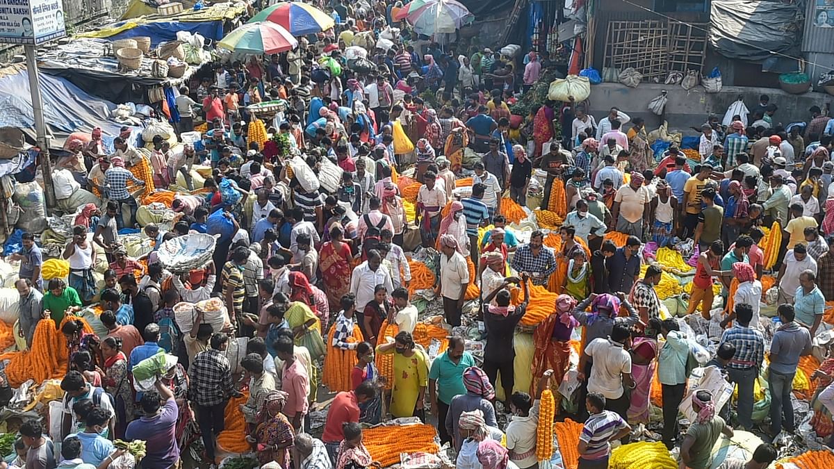 People shop at a crowded market ahead of Diwali during the ongoing coronavirus (COVID-19) pandemic in Mumbai. Credit: PTI Photo