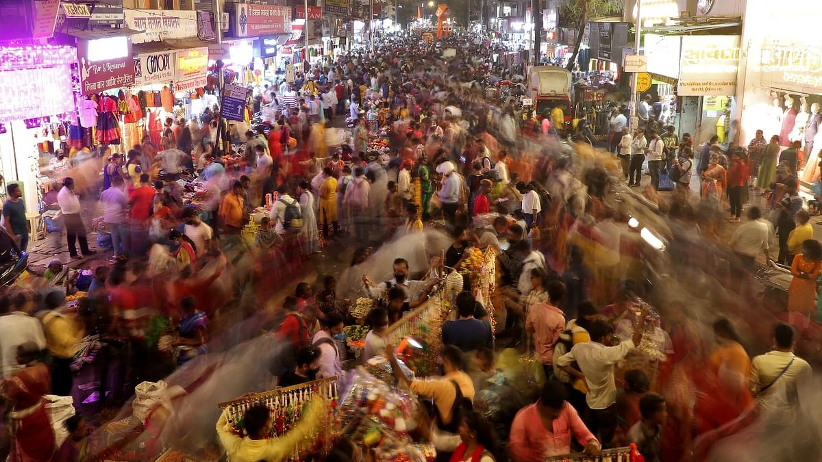 People shop at a crowded market ahead of Diwali during the ongoing coronavirus disease (COVID-19) pandemic, in Mumbai. Credit: Reuters Photo
