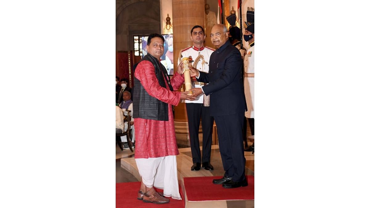 President Ram Nath Kovind presents Padma Shri to Shashadhar Acharya for Art, at Rashtrapati Bhavan. He is a renowned Chhau dance performer. Recipient of several awards and honours, Shri Acharya has numerous new choreographies and dance compositions to his credit. Credit: Twitter/@rashtrapatibhvn