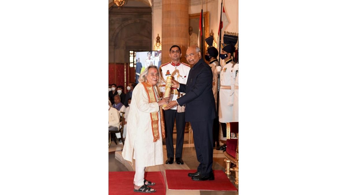 President Ram Nath Kovind presents Padma Vibhushan award to Pandit Chhannulal Mishra for Art. Hindustani classical and semi-classical vocalist, Mishra has the distinction of being equally proficient in classical, semi-classical, light music and folk music. Credit: Twitter/@rashtrapatibhvn