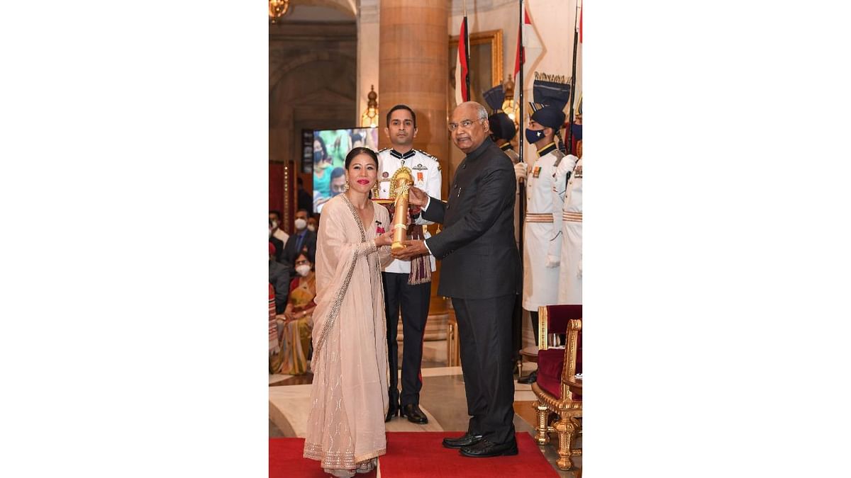 President Ram Nath Kovind presents the Padma Vibhushan Award to Mangte Chungneijang Mary Kom for Sports, at the Civil Investiture Ceremony-I, at Rashtrapati Bhavan in New Delhi. Credit: PIB