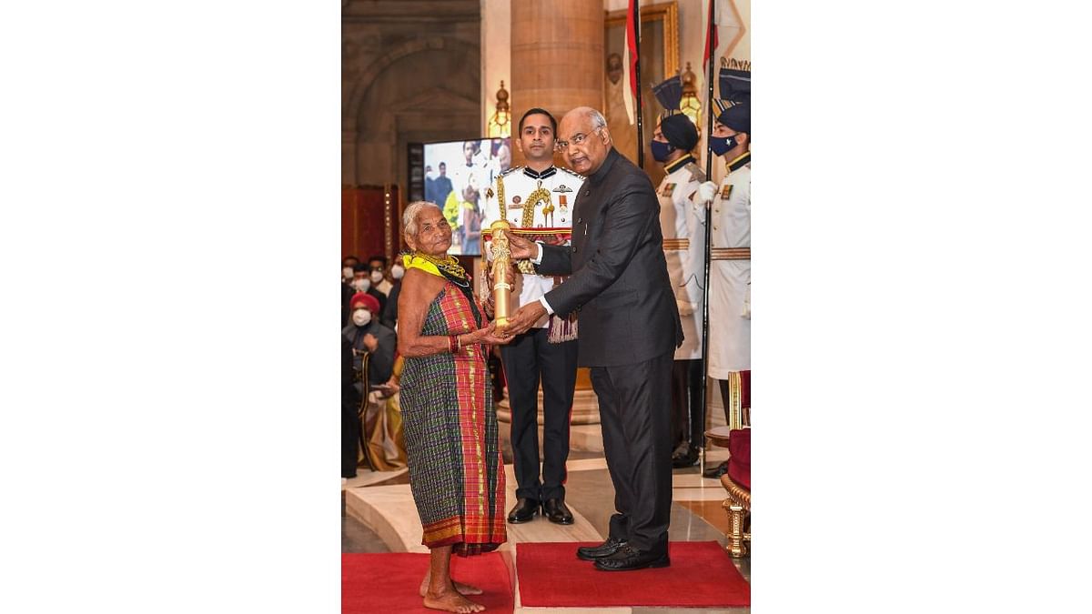 President Ram Nath Kovind presents the Padma Shri award to environmentalist Tulsi Gowda during a ceremony at Rashtrapati Bhawan, in New Delhi. Credit: Twitter/@rashtrapatibhvn