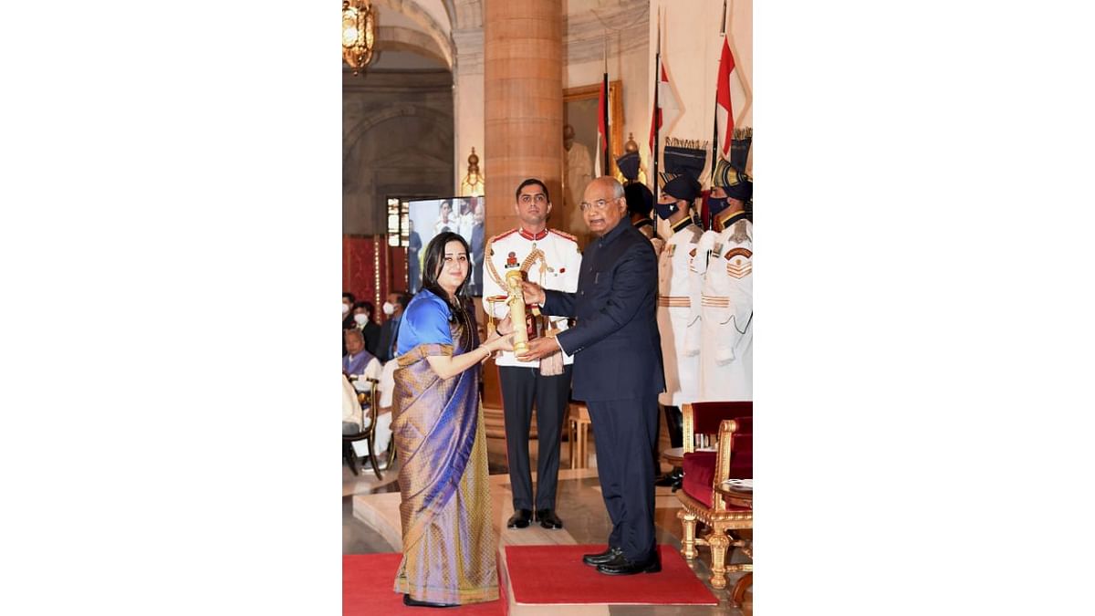 Bansuri Swaraj, daughter of former union minister Sushma Swaraj receives Padma Vibhushan from President Ram Nath Kovind on behalf of her mother, during a ceremony at the Rashtrapati Bhawan, in New Delhi. Credit: Twitter/@rashtrapatibhvn