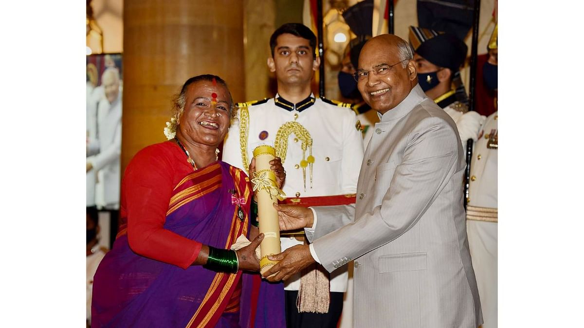 President Ram Nath Kovind presents the Padma Shri award to folk dancer Matha B Manjamma Jogati during the Civil Investiture Ceremony-IV at Rashtrapati Bhawan, in New Delhi. Credit: PIB Photo