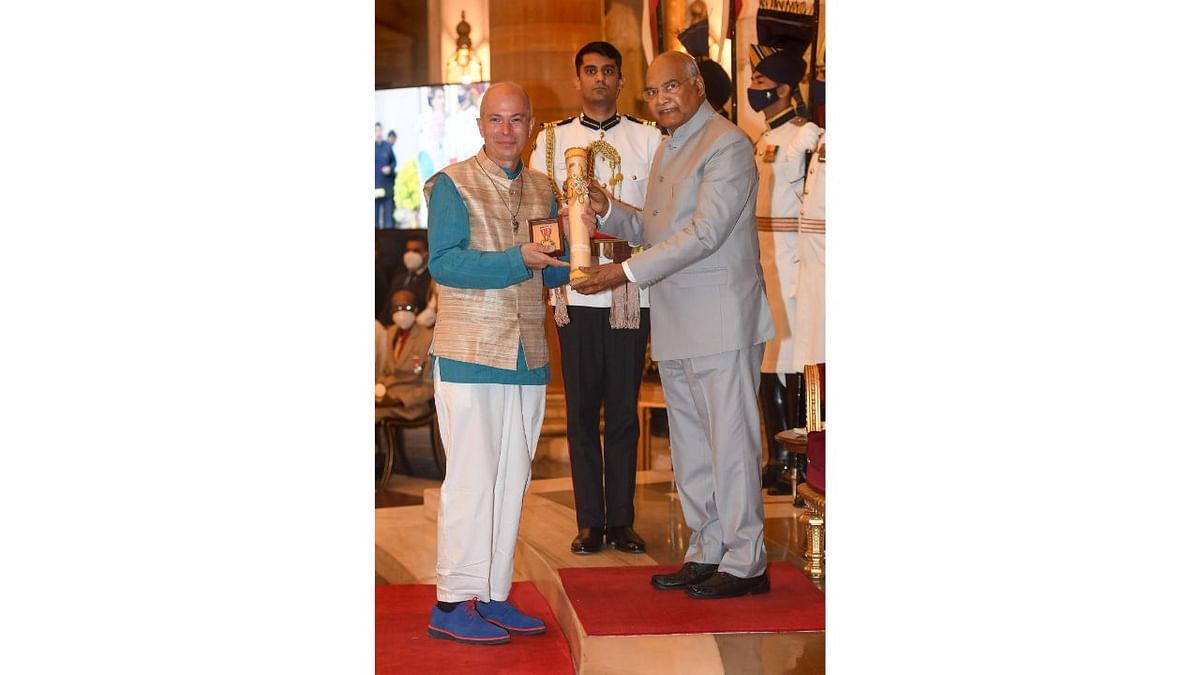 President Ram Nath Kovind presents the Padma Shri award to Father Carlos G. Valles (Posthumous), during a ceremony at Rashtrapati Bhawan in New Delhi. Credit: Twitter/@rashtrapatibhvn