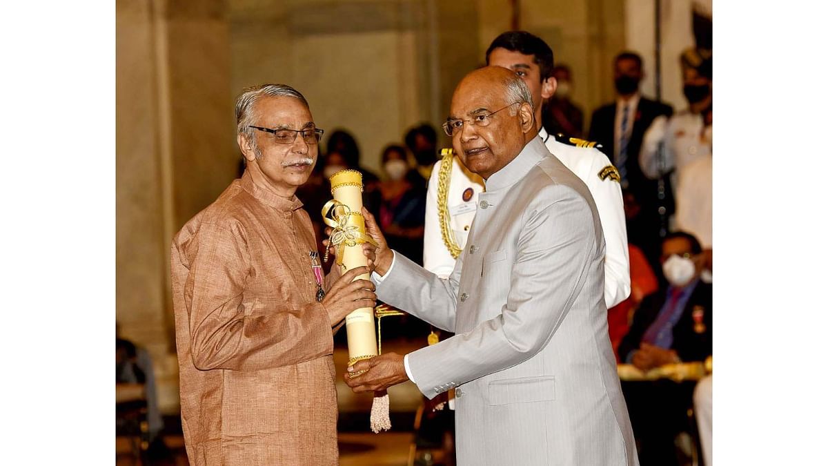 President Ram Nath Kovind presents the Padma Shri award to Balan Putheri during the Civil Investiture Ceremony-IV at Rashtrapati Bhawan in New Delhi. Credit: Twitter/@rashtrapatibhvn