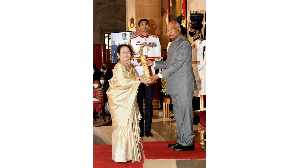 President Ram Nath Kovind presents Padma Bhushan award posthumously to Tarun Gogoi for Public Affairs, received by his wife Dolly Gogoi. A veteran political leader, he was the longest-serving Chief Minister of the Assam. He was credited with bringing peace to a state steeped in militant insurgency. Credit: Twitter/@rashtrapatibhvn