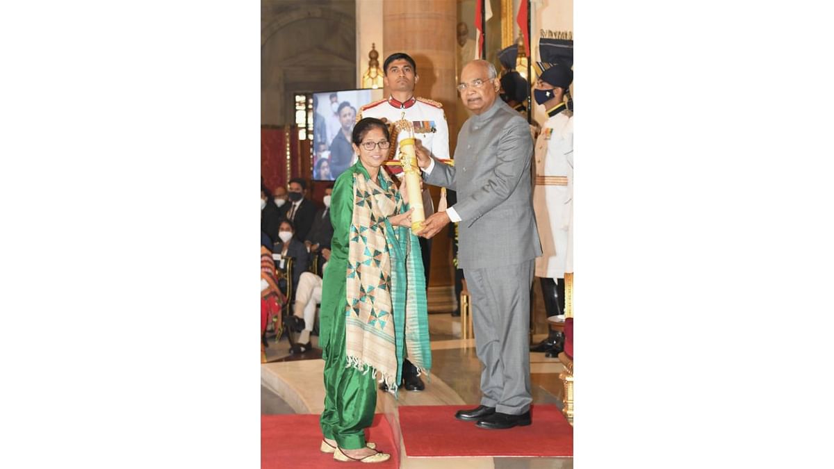 President Ram Nath Kovind presents Padma Shri to Lajwanti for Art, at Rashtrapati Bhavan in New Delhi. She is a distinguished handloom artist from Patiala who has been promoting Phulkari embroidery for over four decades. Credit: Twitter/@rashtrapatibhvn