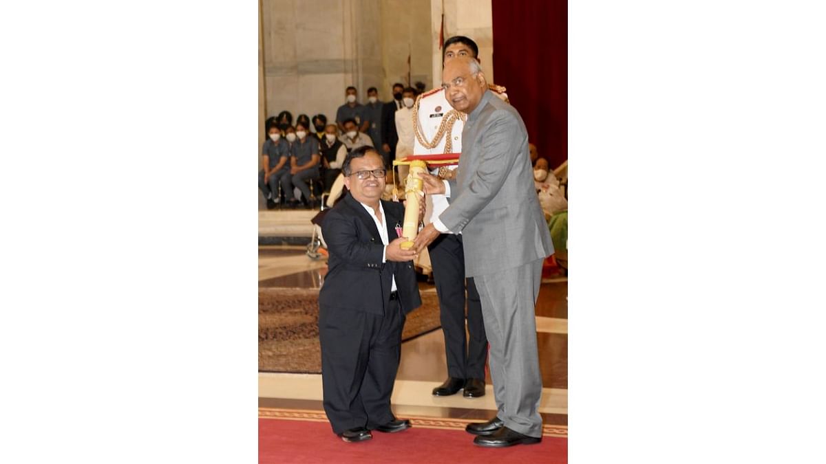 President Ram Nath Kovind presents Padma Shri to KY Venkatesh for Sports, at Rashtrapati Bhavan in New Delhi. Differently-abled since birth, he bravely faced many challenges and yet emerged as a winner in various sports activities. He led India at the 5th Dwarf Olympic Games 2009 where India won 17 medals. Credit: Twitter/@rashtrapatibhvn