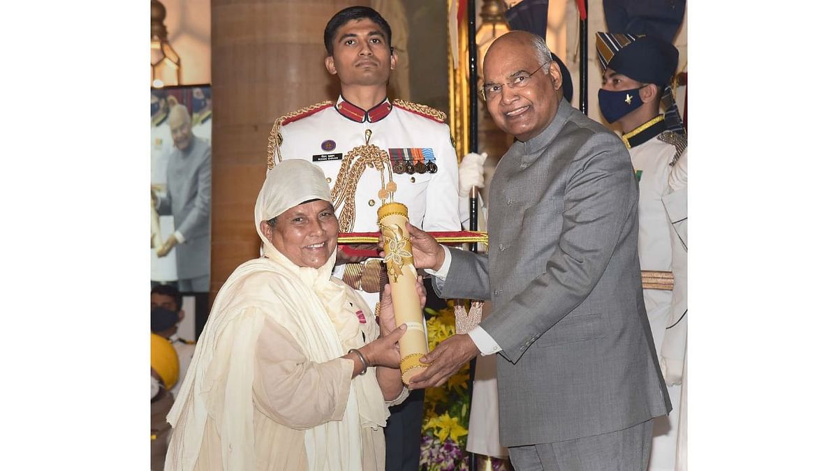 President Ram Nath Kovind presents the Padma Shri Award to Prakash Kaur at the Civil Investiture Ceremony-III at Rashtrapati Bhavan in New Delhi. Credit: PIB Photo