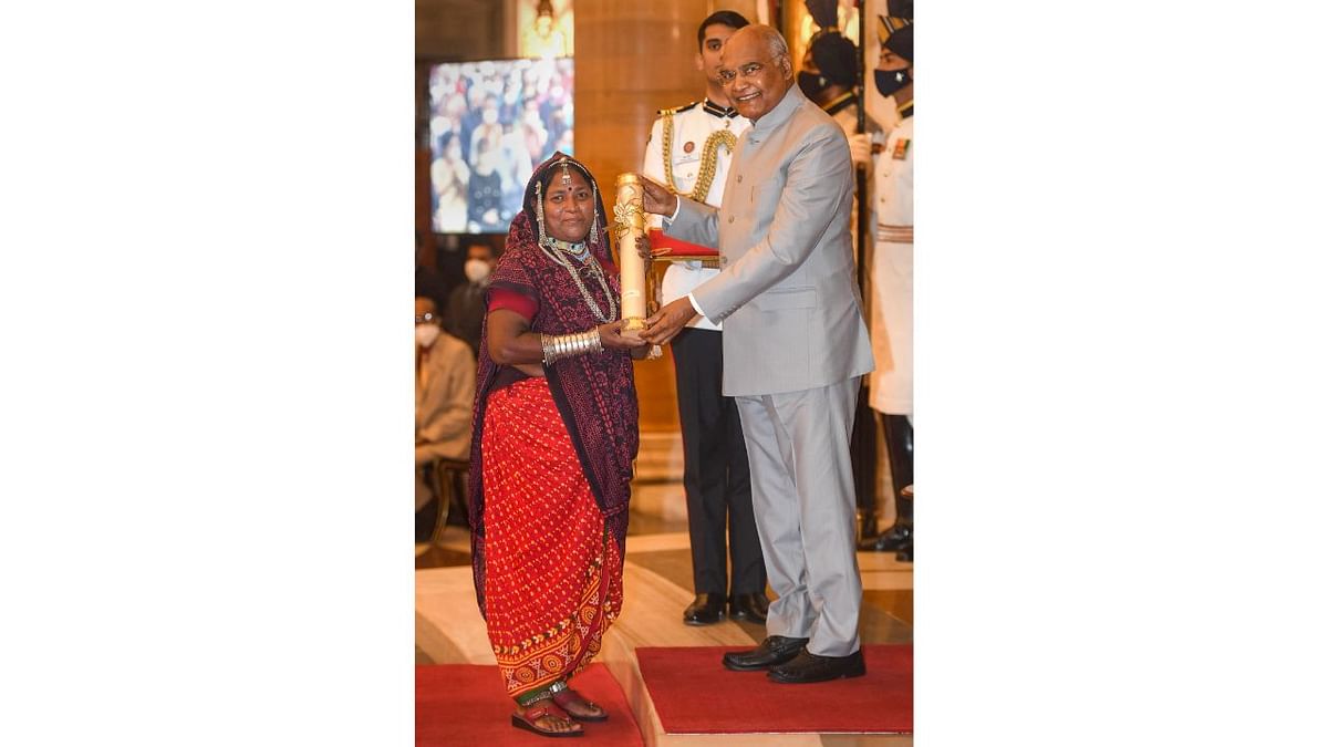President Ram Nath Kovind presents the Padma Shri award to artist Bhuri Bai during a ceremony at Rashtrapati Bhawan in New Delhi. Credit: Twitter/@rashtrapatibhvn