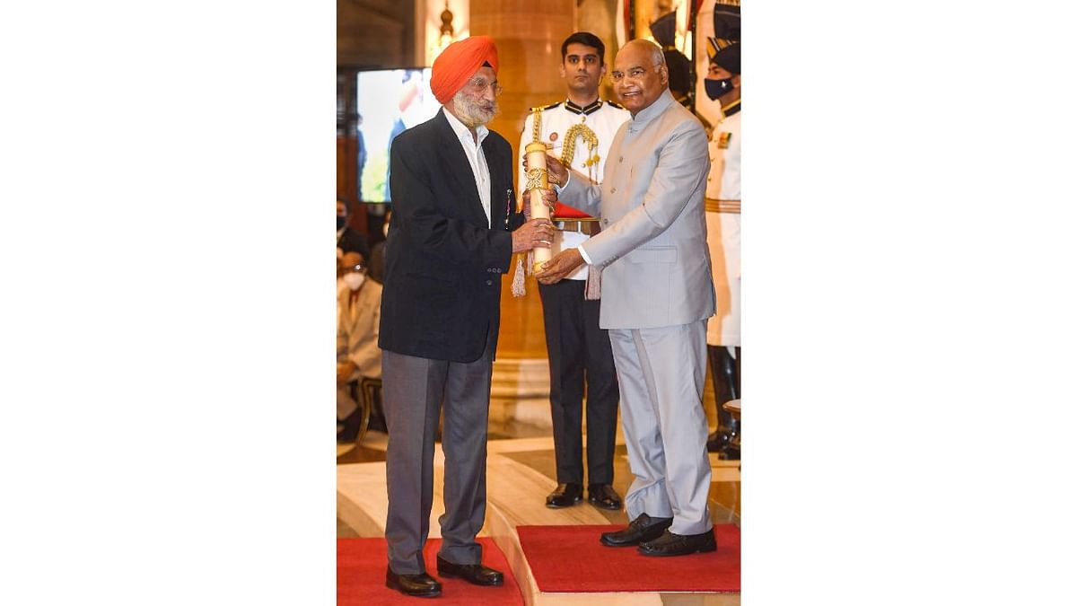 President Ram Nath Kovind presents the Padma Bhushan award to Sardar Tarlochan Singh during a ceremony at Rashtrapati Bhawan in New Delhi. Credit: Twitter/@rashtrapatibhvn