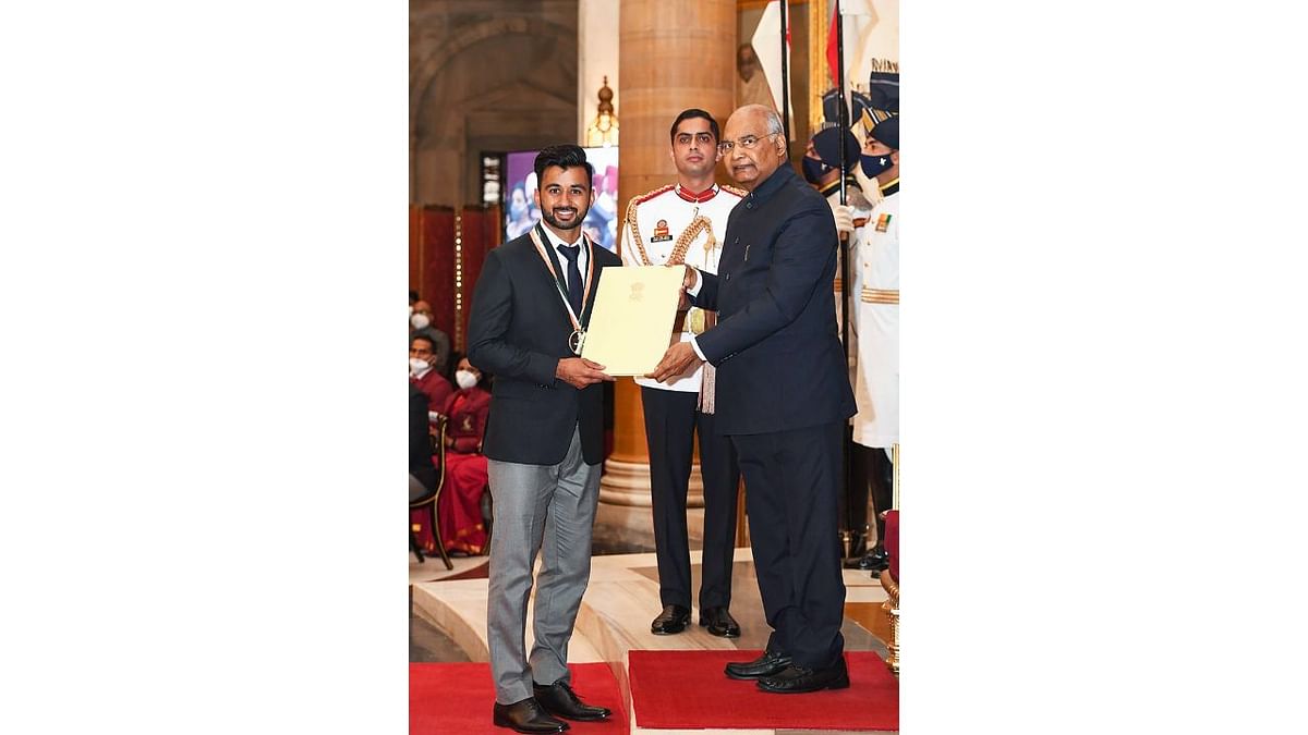 President Kovind confers Major Dhyan Chand Khel Ratna Award 2021 to Manpreet Singh in recognition of his outstanding achievements in Hockey in New Delhi. Credit: Twitter/@rashtrapatibhvn