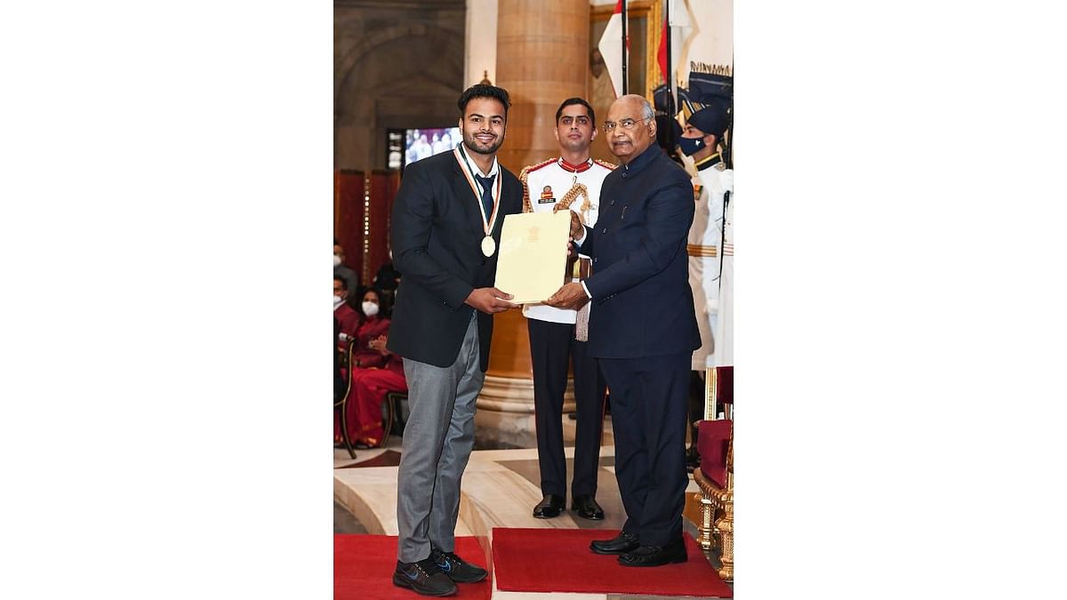 President Kovind confers Major Dhyan Chand Khel Ratna Award 2021 to Sumit Antil in recognition of his outstanding achievements in Para Athletics in New Delhi. Credit: Twitter/@rashtrapatibhvn