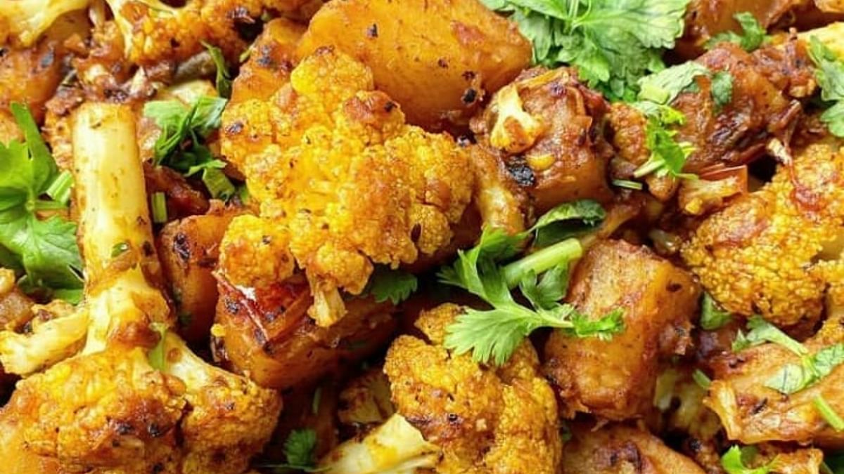 Aloo Gobhi: This authentic curry is a staple food in every gurdwara. Made by frying potatoes and cauliflower, this curry is a vital part of the langar menu along with roti and dal. Credit: Instagram/mandeepstan