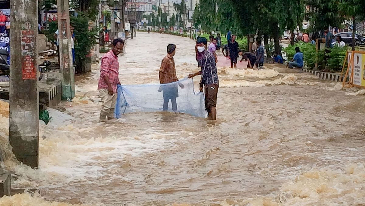 Incessant rains of up to 20 cm lashed several districts in Andhra Pradesh. The heavy downpour has thrown the life completely out of gear leaving at least 30 people feared dead and over a dozen missing. Credit: PTI Photo