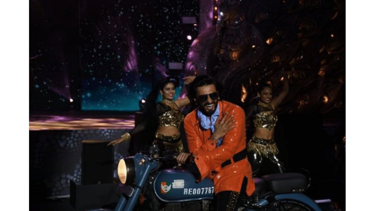 Ranveer Singh | Ranveer was at his quirkiest best as he electrified the audience with his infectious energy level. Bollywood's resident livewire has often garnered attention with his hatke fashion choices and this particular instance was no different.  Instagram/pibindia