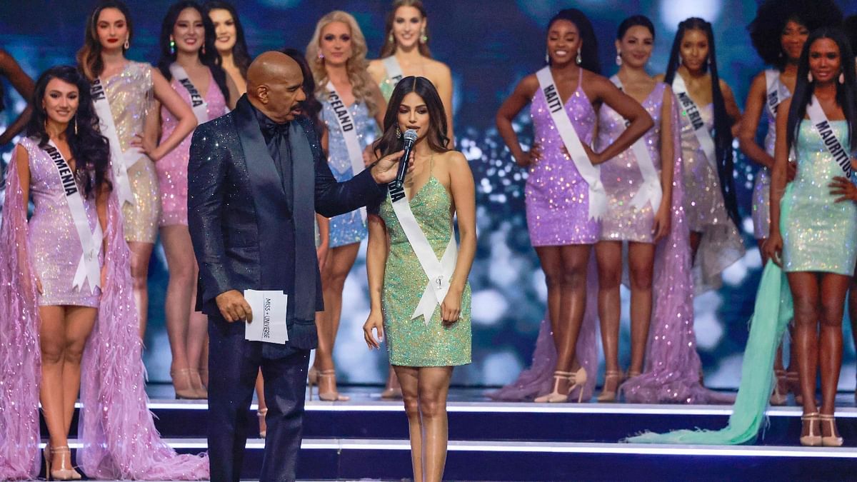 US TV host Steve Harvey interacts with Miss India, Harnaaz Sandhu. Credit: AFP Photo