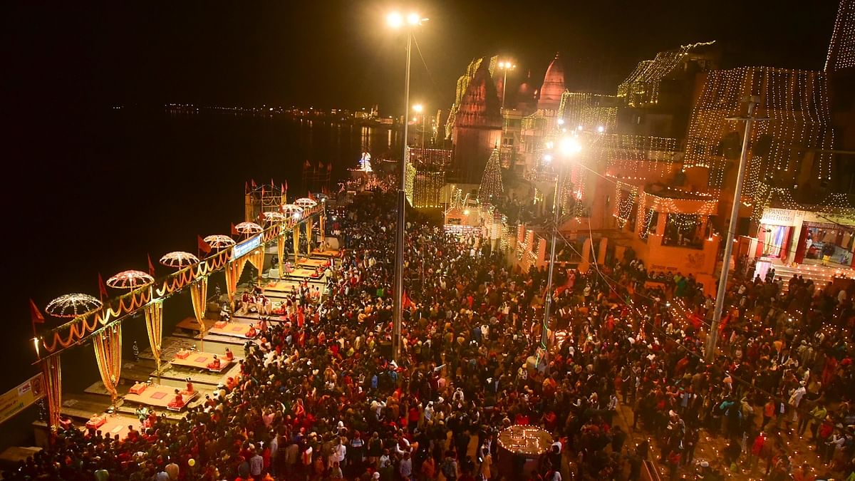 Ghats were decorated with 11 lakh 'diyas' that recreated the scenes of 'Dev Deepavali'. Credit: PTI Photo