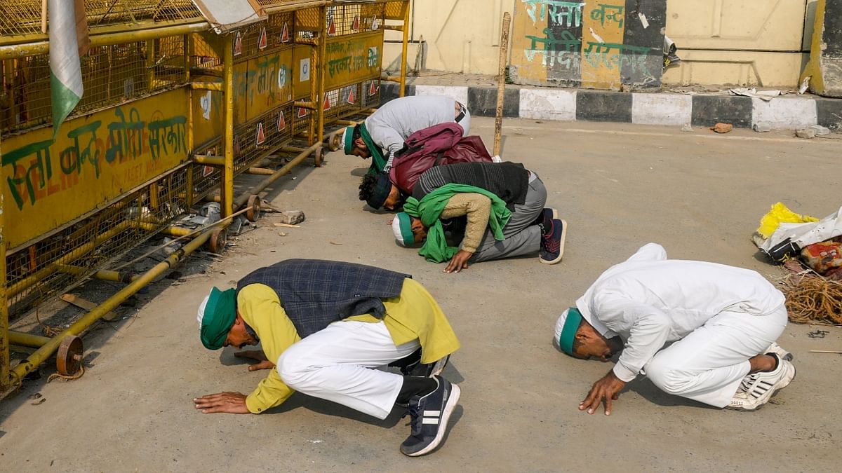 Farmers pay their respects at Ghazipur protest site before leaving for their homes in New Delhi. Credit: PTI Photo