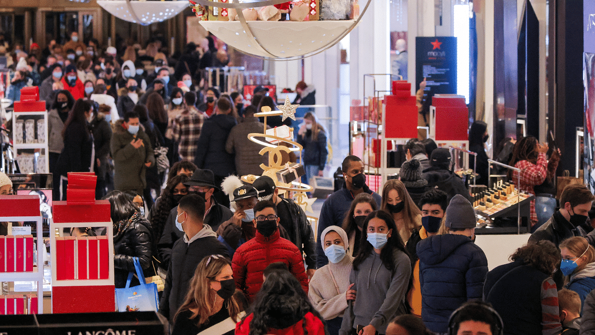 People in face masks shop in Macy's Herald Square on the last Saturday before Christmas as the Omicron coronavirus variant continues to spread, in Manhattan. Credit: Reuters Photo