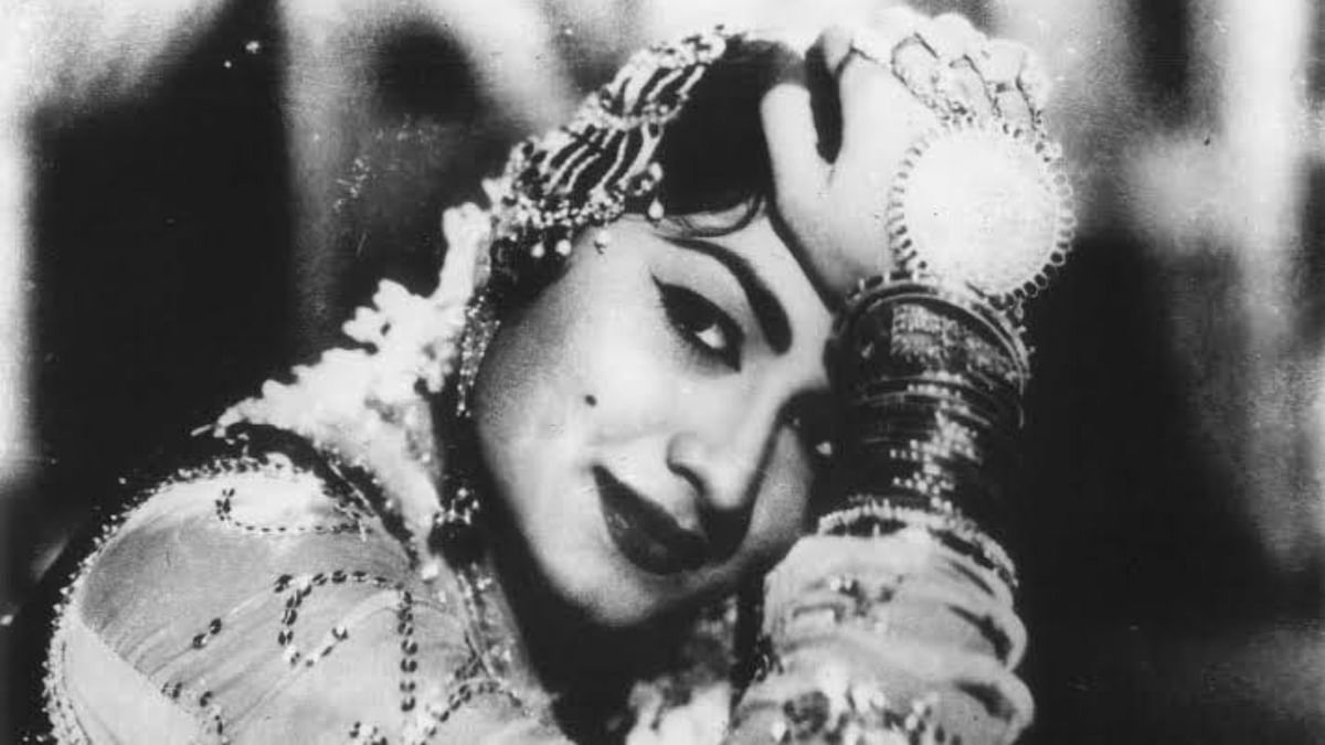 Veteran character actress Minoo Mumtaz, famed as the 'Reshmi Salwar-wali' girl and sister of the late comedian Mehmood Ali, passed away in Canada on October 23, 2021. Born as Malikunissa to Mumtaz Ali and Latifunnisa in Mumbai, she started her career as a dancer in her dad's highly popular song-and-dance stage shows. Credit: Twitter/@CinemaRareIN
