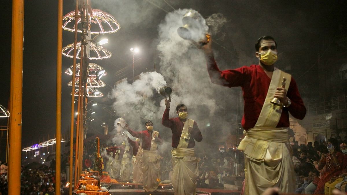 Priests perform 'Ganga Aarti' at Dashaswamedh Ghat in Varanasi. Credit: PTI Photo
