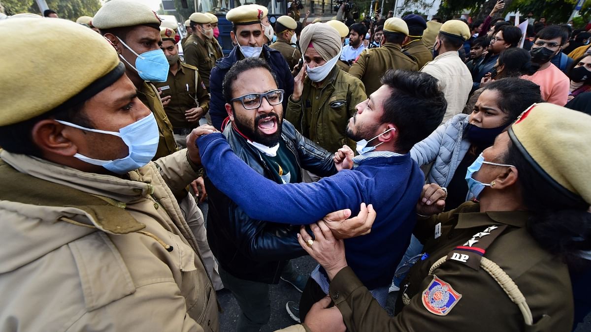 However, doctors claimed that a large number of protestors were detained by police when they tried to march from Safdarjung Hospital to the official residence of Union Health Minister Mansukh Mandaviya. Credit: PTI Photo
