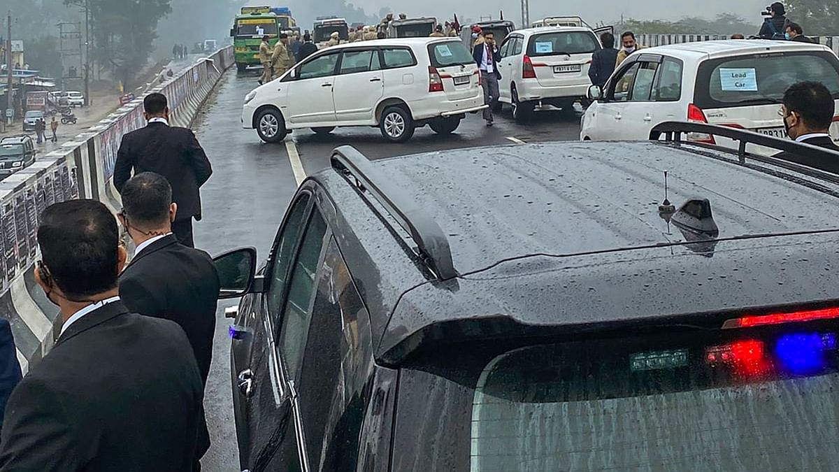 When the convoy reached near village Piareana on Ferozepur-Moga road, around 30 km away from the National Martyrs Memorial in Hussainiwala, some protestors blocked the road following which the PM's cavalcade was halted on a flyover for 15-20 minutes. Credit: Twitter/@blsanthosh
