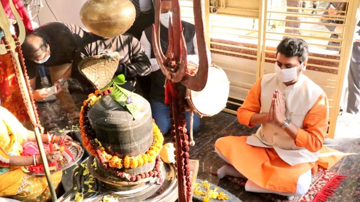 Tripura Chief Minister Biplab Kumar Deb prays at a temple for the well-being and long life of Prime Minister Narendra Modi. Credit: Twitter/@BjpBiplab