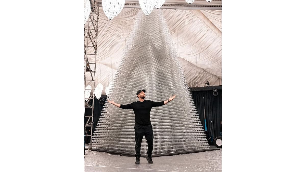 “It was a freestanding three-sided solid Pyramid made complete from commercially-available drinking glasses. Each of the three pyramid bases measured 6.1 m (20 ft) with a centre height to the apex of 8.2 m (26 ft 11 in),” Guinness World Record officials confirmed. Credit: Instagram/maximecasa