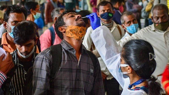 Maharashtra’s test positivity rate is 16.38 per cent. The state recorded 34,424 new coronavirus cases on Tuesday, 954 more than the previous day, taking the overall tally to 69,87,938 while 22 patients succumbed to the infection. Credit: PTI Photo