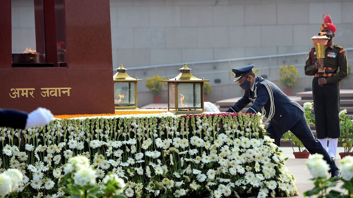 Air Marshal B R Krishna, Chief of Integrated Defence Staff, places a wreath at National War Memorial, during a ceremony to merge Amar Jawan Jyoti flame with flame at the Memorial, in New Delhi. Credit: PTI Photo